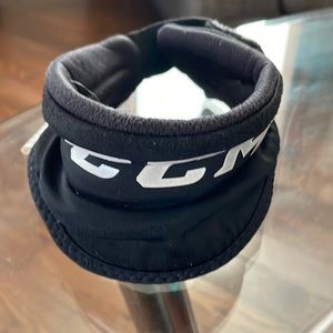 🔥 5/$25 - CCM neck guard (small)